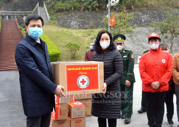UBND thành phố Lạng Sơn tặng vật tư y tế cho thành phố Sùng Tả, Quảng Tây (Trung Quốc)