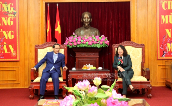 Tỉnh Bắc Ninh trao 500 triệu đồng hỗ trợ người nghèo Lạng Sơn đón Tết