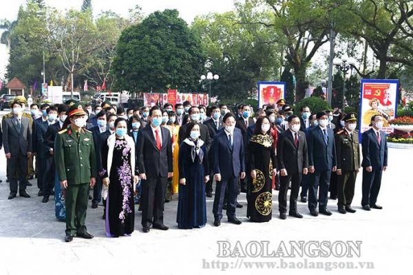 Lãnh đạo tỉnh dâng hương tại Khuôn viên lưu niệm Chủ tịch Hồ Chí Minh, Nghĩa trang liệt sĩ thành phố Lạng Sơn và tượng đài đồng chí Hoàng Văn Thụ