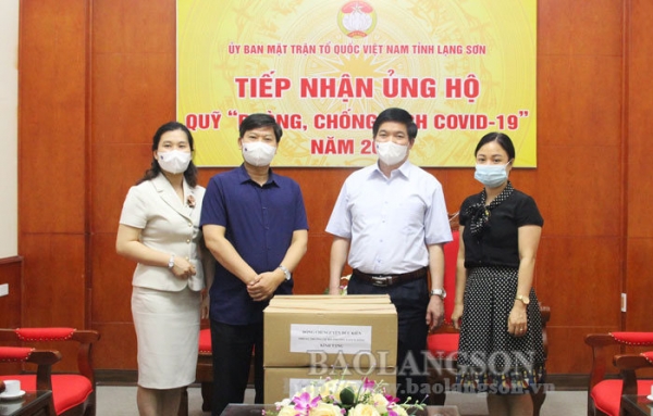 Trao tặng vật tư y tế cho công tác phòng, chống dịch Covid-19 của tỉnh Lạng Sơn
