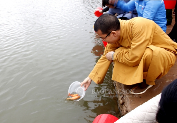 Lễ phóng sinh thả cá chép tại Chương trình “Triển khai công tác bảo vệ môi trường sông Kỳ Cùng”