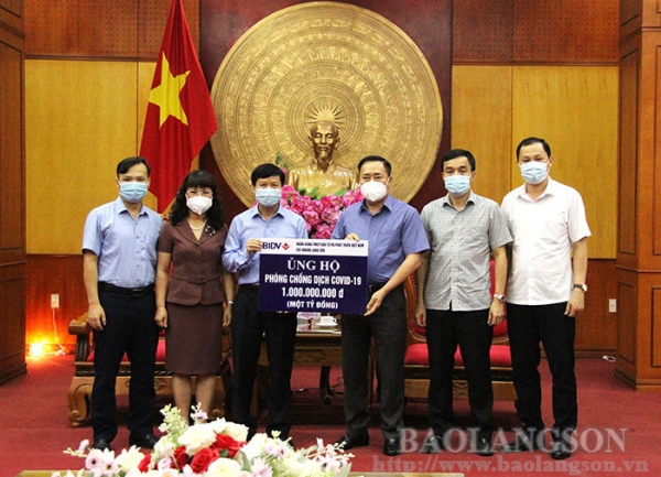 Ngân hàng BIDV chi nhánh Lạng Sơn trỗ trợ 1 tỷ đồng cho công tác phòng, chống dịch Covid-19
