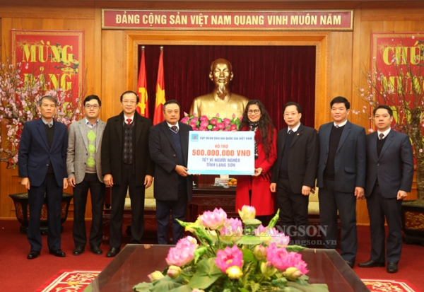 Tập đoàn Dầu khí Việt Nam trao 500 triệu đồng hỗ trợ người nghèo Lạng Sơn đón tết
